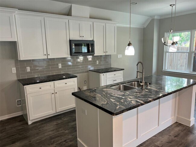 Building Photo - 9823 Bamboo Rd
