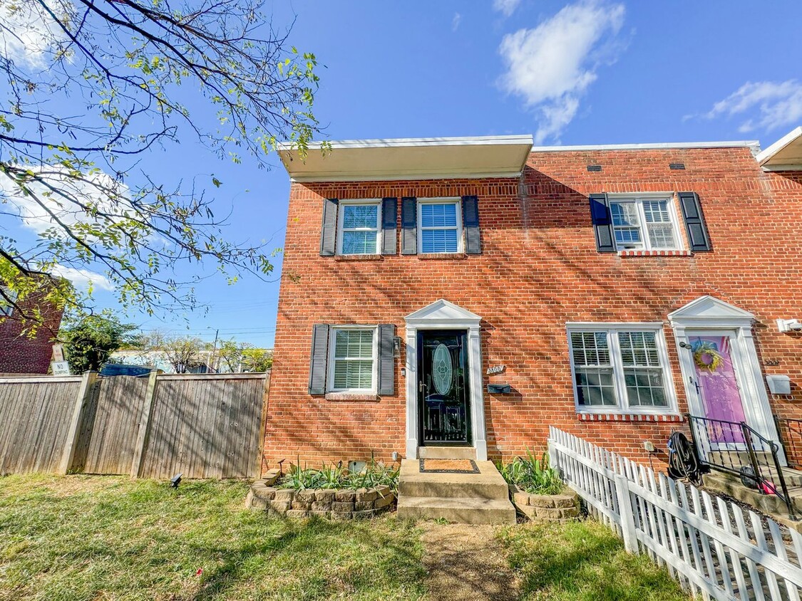 Foto principal - Gorgeous 3 Bed 1.5 Bath End-Unit Brick Tow...