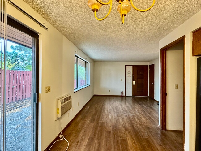Building Photo - 510 E Dalke Ave
