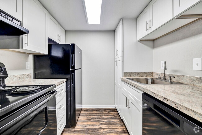 1BR, 1BA - 600SF - Kitchen - Crossings at St. Charles