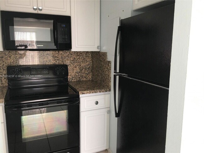 Foto del edificio - 1700 NE 191st St