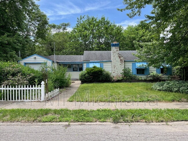 Building Photo - 2405 Woodmont Dr
