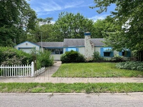 Building Photo - 2405 Woodmont Dr
