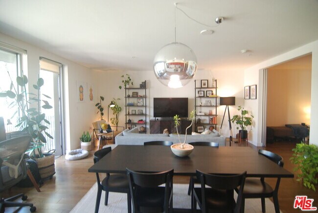 Building Photo - 901 Flower St