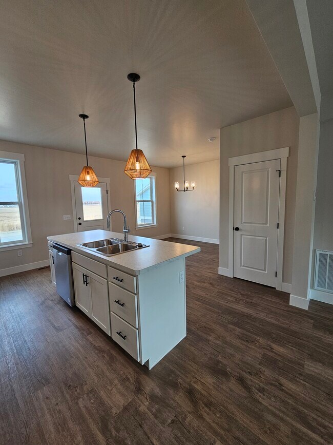 Cocina y comedor con armario de almacenamiento - 6125 Northstead Ave