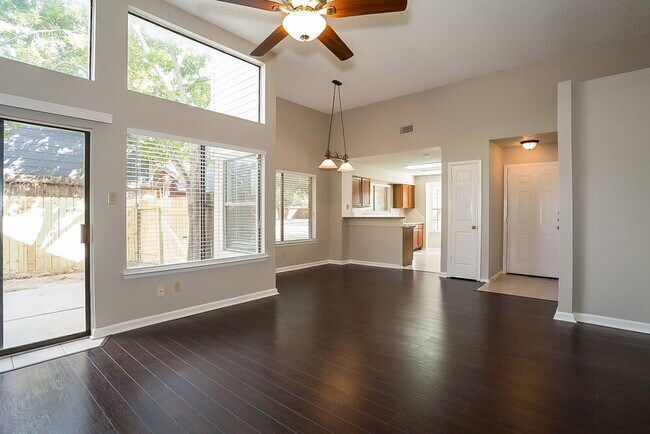 Foto del edificio - 24102 Scrivener Ln