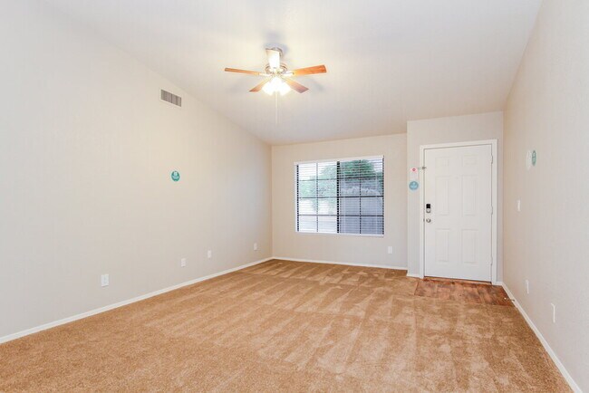 Building Photo - 1554 N Rowen