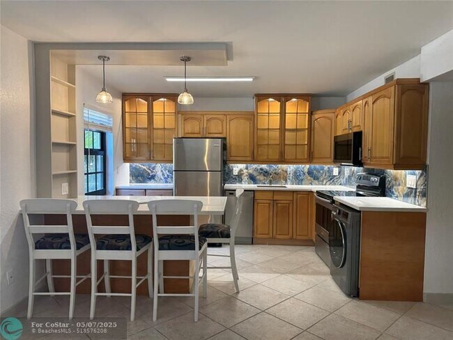 Foto del edificio - 815 NE 28th St