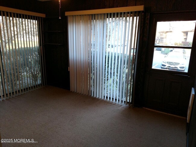 Building Photo - 137 Amberly Dr