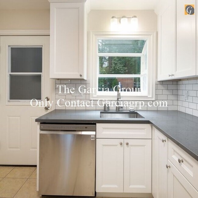 Building Photo - Cozy and roomy 4 Bedroom, 2 Bath Cape Cod ...