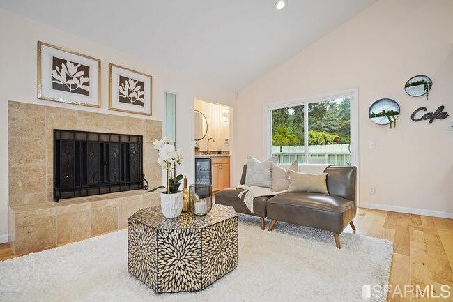 Foto del edificio - 4076 Crest Rd