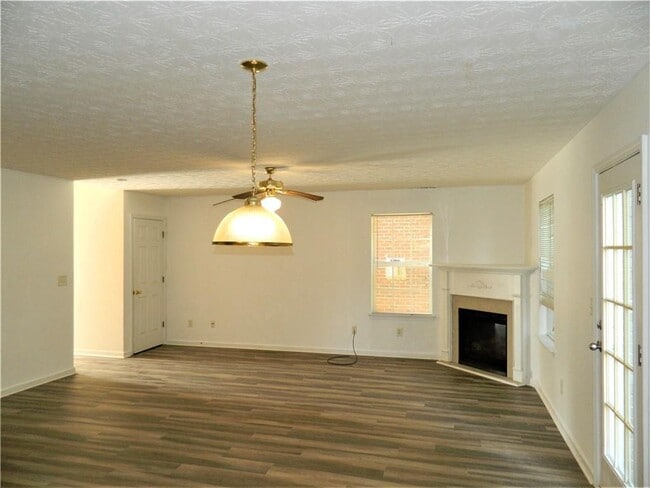 Building Photo - 20 Chantilly Pl