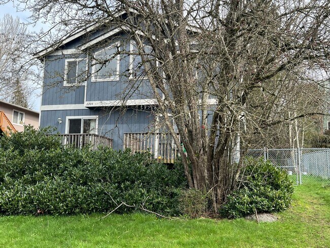 Foto del edificio - 3 Bedroom  1.5 Bath Townhouse  w/ Detached Garage near Whatcom Falls Park