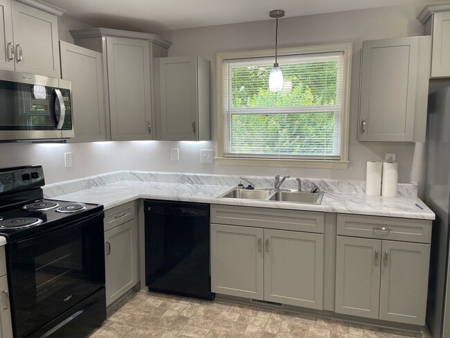 Building Photo - 162 E Regent Drive -Showings Start 7/27