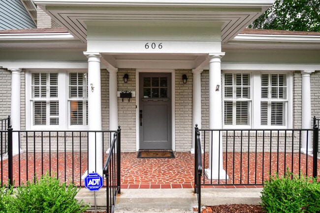 Building Photo - 606 Clifton Rd NE