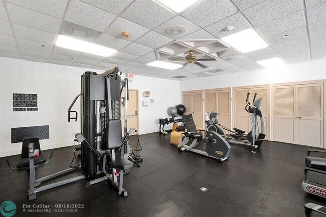 Building Photo - 3731 N Country Club Dr