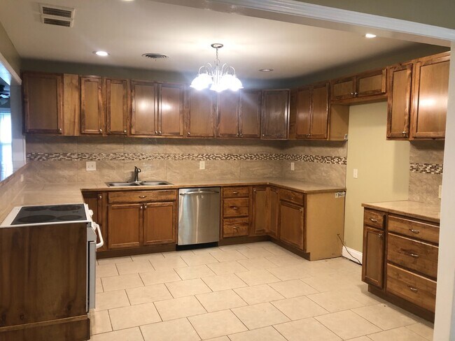 Building Photo - 6213 Comite Dr 3 Bedroom 2 Bath Home