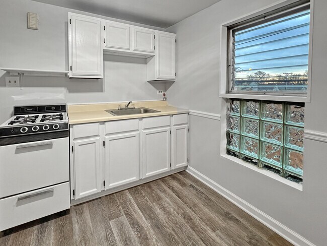 Kitchen - 11143 S Christiana Ave