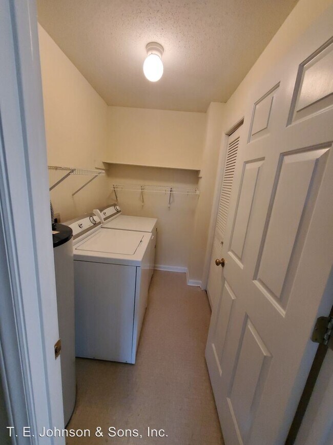 Building Photo - 2 br, 2 bath House - 240 Oakwood Court