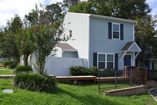 Building Photo - 697 Timberwood Cir E