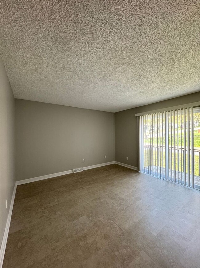 Building Photo - 2 Bed Duplex with Bonus Room & Garage