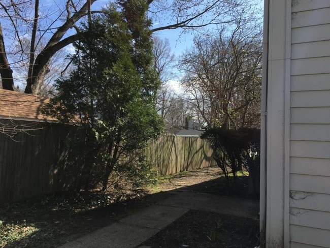 Building Photo - 7325 Foxmill Rd Unit B