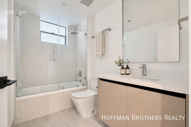 Foto del edificio - 8326 Blackburn Ave