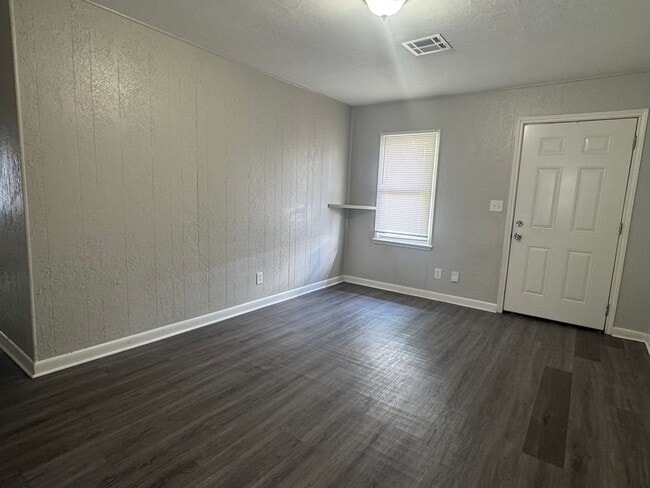 Building Photo - 824 NW 34th- AVAILABLE NOW!