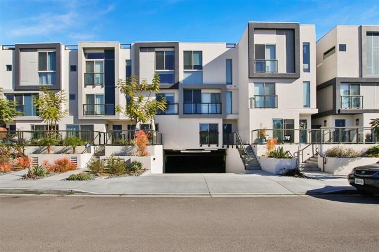 Primary Photo - 2 bedroom 2.5 bath Townhome, walking dista...