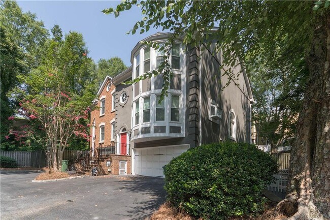 Foto del edificio - 856 Embassy Ct NE