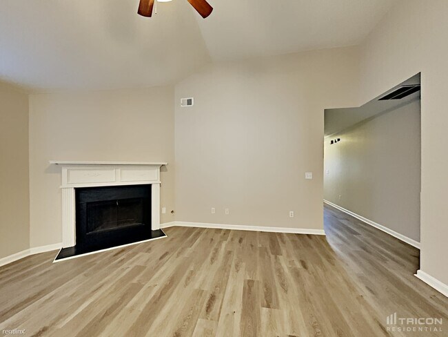 Foto del edificio - 6250 Crooked Creek Dr.