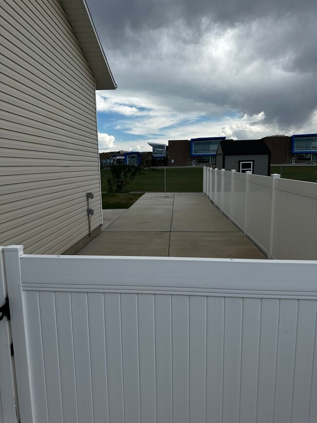 Building Photo - 1102 E Sleepy Hollow Ln
