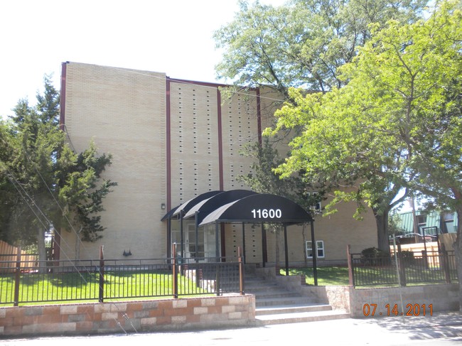 El Newark Apartaments - 11600 E 16th Avenue