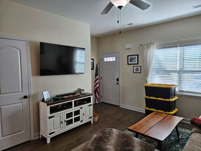 Foto del edificio - 2 bedroom, 2.5 bath unfurnished end unit townhouse in Sneads Ferry Justice Farm Townhome community
