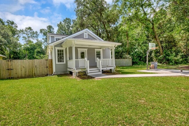 Building Photo - Spacious Home! 5 BR and 3 Baths in Charleston