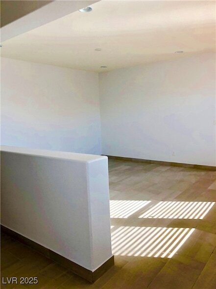 Foto del edificio - 9185 Valtonar Ave