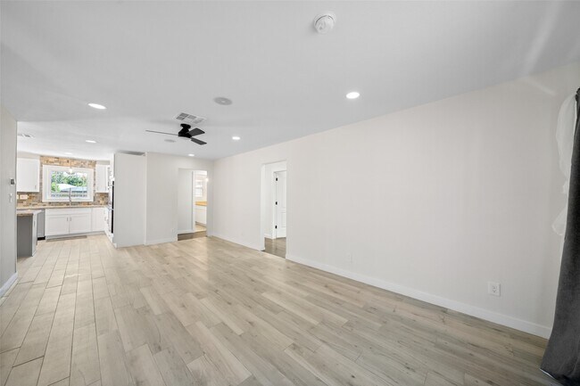 Foto del edificio - 4254 T C Jester Blvd