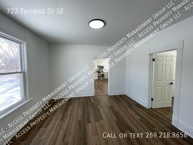 Building Photo - Huge SE South Hills House 4 Bedroom 2 Bath...