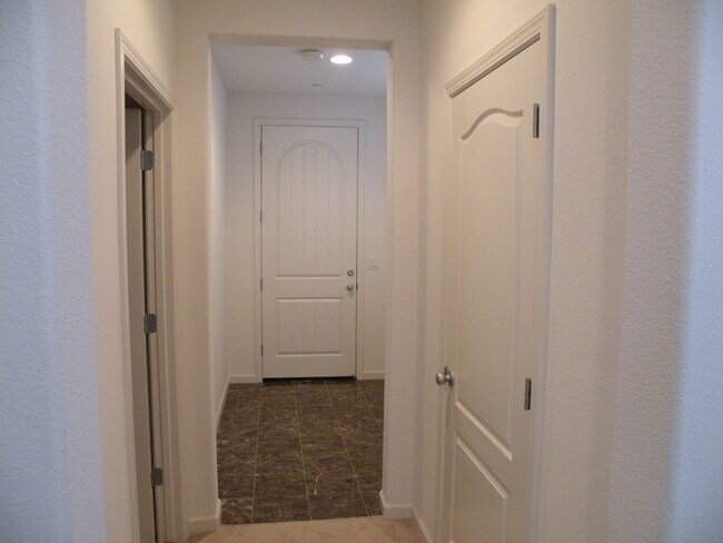 Building Photo - 830 San Bernardo Ln