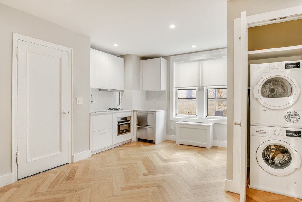 Primary Photo - 225 W 23rd St