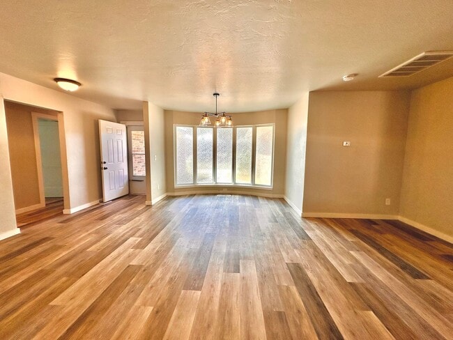 Building Photo - 4 Bed Spacious Midwest city House