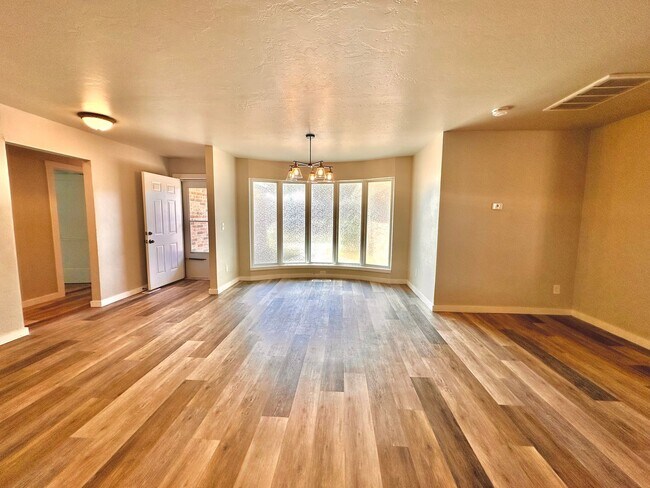 Foto del edificio - 4 Bed Spacious Midwest city House