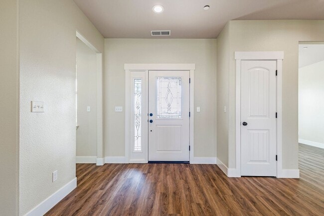 Building Photo - Beautiful 3 Bedroom Home Nestled in Paradise! Available Early September!