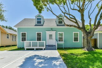 Building Photo - 4323 Ursuline St