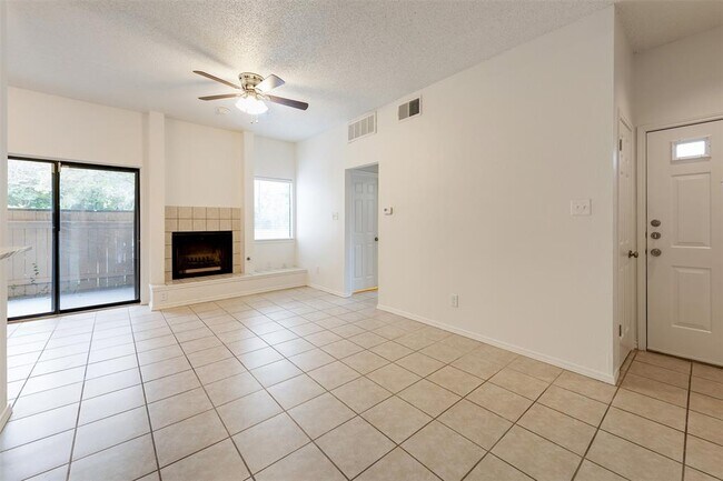 Foto del edificio - 9100 Mountain Ridge Dr