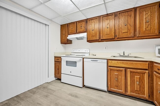 Building Photo - Charming 2BR Townhome with Private Patio – Ready for You!