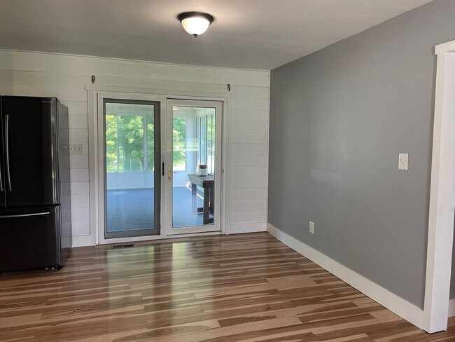 Building Photo - 3 BED WITH BONUS ROOM, 2 BATH LOCATED IN T...