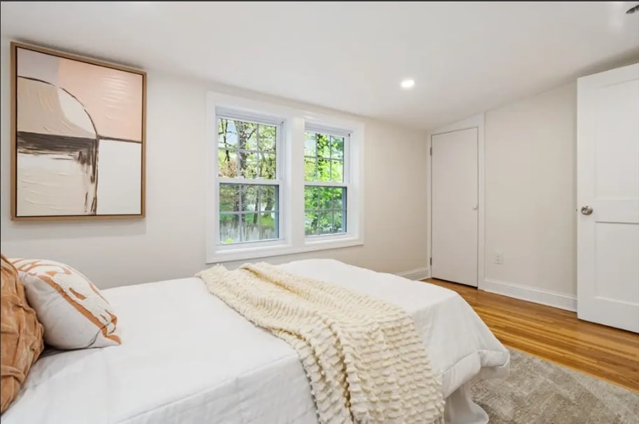 Building Photo - 905 Main St