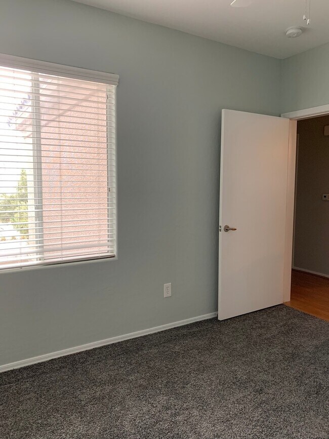 Building Photo - BEAUTIFUL 3 BED/ 2 BATH TOWNHOME LOCATED I...