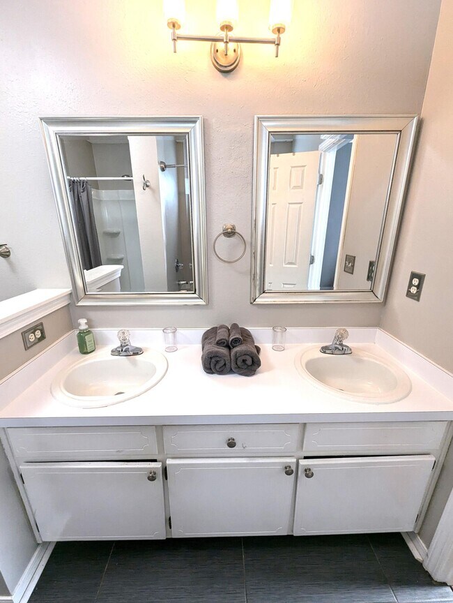 Building Photo - 431 Sandy Ridge Cir